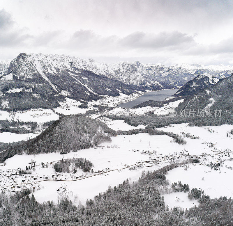 Grundlsee湖，Ausseerland, Arial冬季全景，奥地利阿尔卑斯山